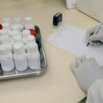 藥品瓶子與醫療記錄簽署場景.