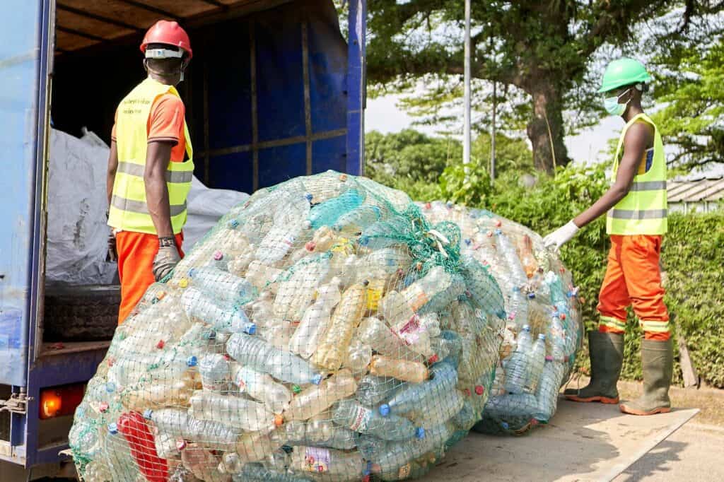 回收塑料瓶工人，環保回收工作者，22世紀全球外勞集團合作。.