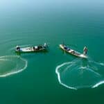 漂流漁民在海上捕魚，展現21世紀全球外勞集團的勞動與合作情景。.