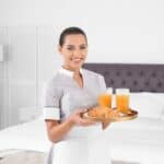 外籍員工服務員送早餐,21世紀全球外勞集團,專業外勞派遣服務,提升企業國際力.