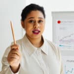 專業女性講解全球外勞市場趨勢與外派策略.