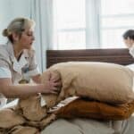 哺乳志工在整理寢具，向外勞提供溫馨照顧與支持。.