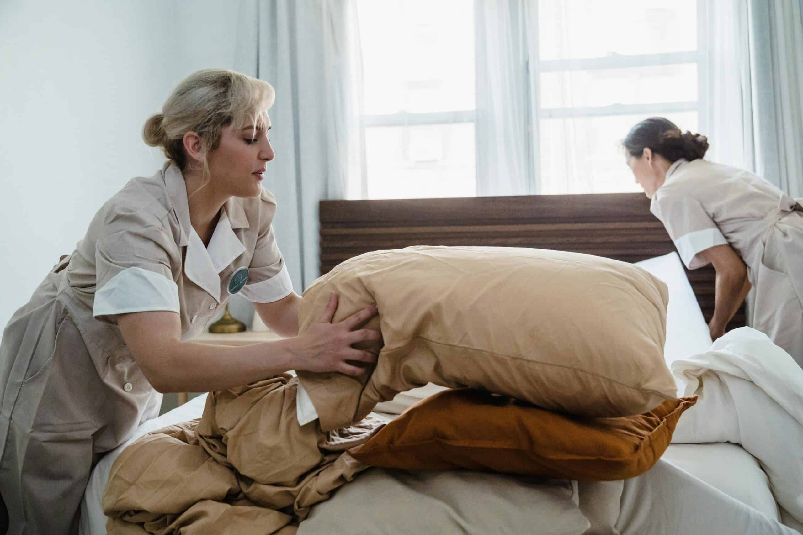 哺乳志工在整理寢具，向外勞提供溫馨照顧與支持。.