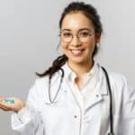 藥品擺放於醫生手掌中的專業醫療人員照片.