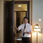 勤勞外勞員工，專業送餐服務，展現優質國際外勞形象，符合全球外僑團隊需求。.