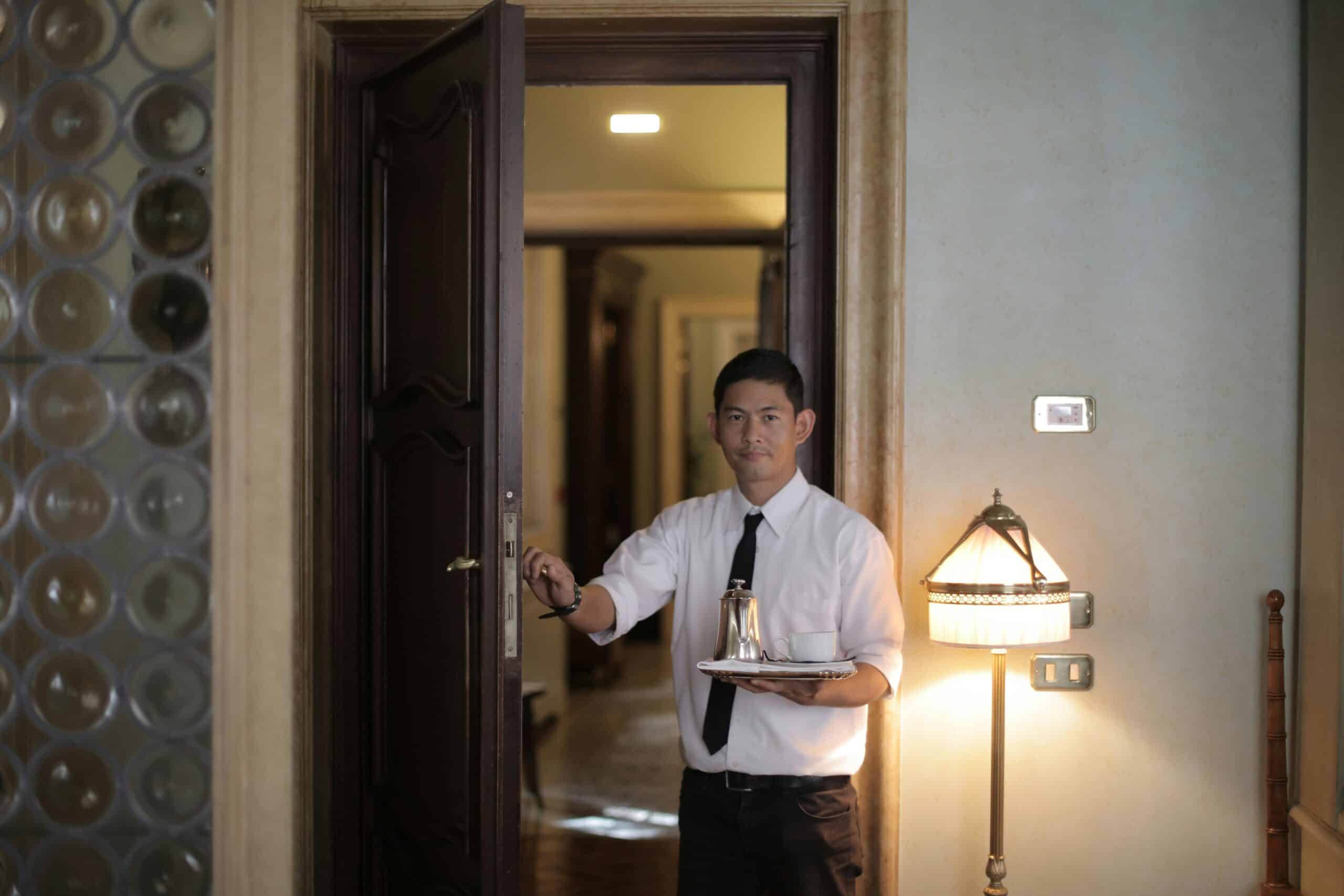 勤勞外勞員工，專業送餐服務，展現優質國際外勞形象，符合全球外僑團隊需求。.