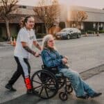 無障礙護理人員照顧長者，展現專業關懷的外籍勞工服務場景.