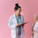 專業醫療人員與病人親切溝通，展現全球外勞與醫療照護服務。.