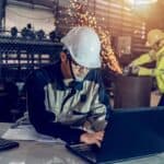 工作人員在工廠檢查，強調專業外勞管理與工廠安全監控.