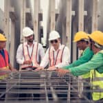 施工現場工人討論建築工程進度與安全措施.