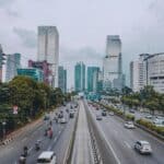 台北市中心摩天大樓與繁忙道路景觀展現城市活力與多元商業環境.