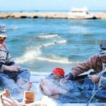 海邊漁民修補漁網，展現21世紀全球外勞集團專業形象.