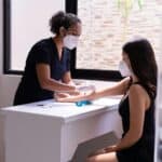 一位醫護人員為女性患者抽血做血液檢查.