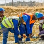 工地外勞施工隊伍，展現專業建築與工程技能。.