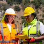 安全帽與反光背心工地安全檢查的建築工人.