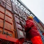 貨櫃集裝箱檢查，工人在國際貨運及外勞管理上的專業服務.