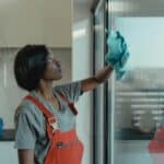 清潔工人在辦公大樓擦拭玻璃以展示專業外勞服務.