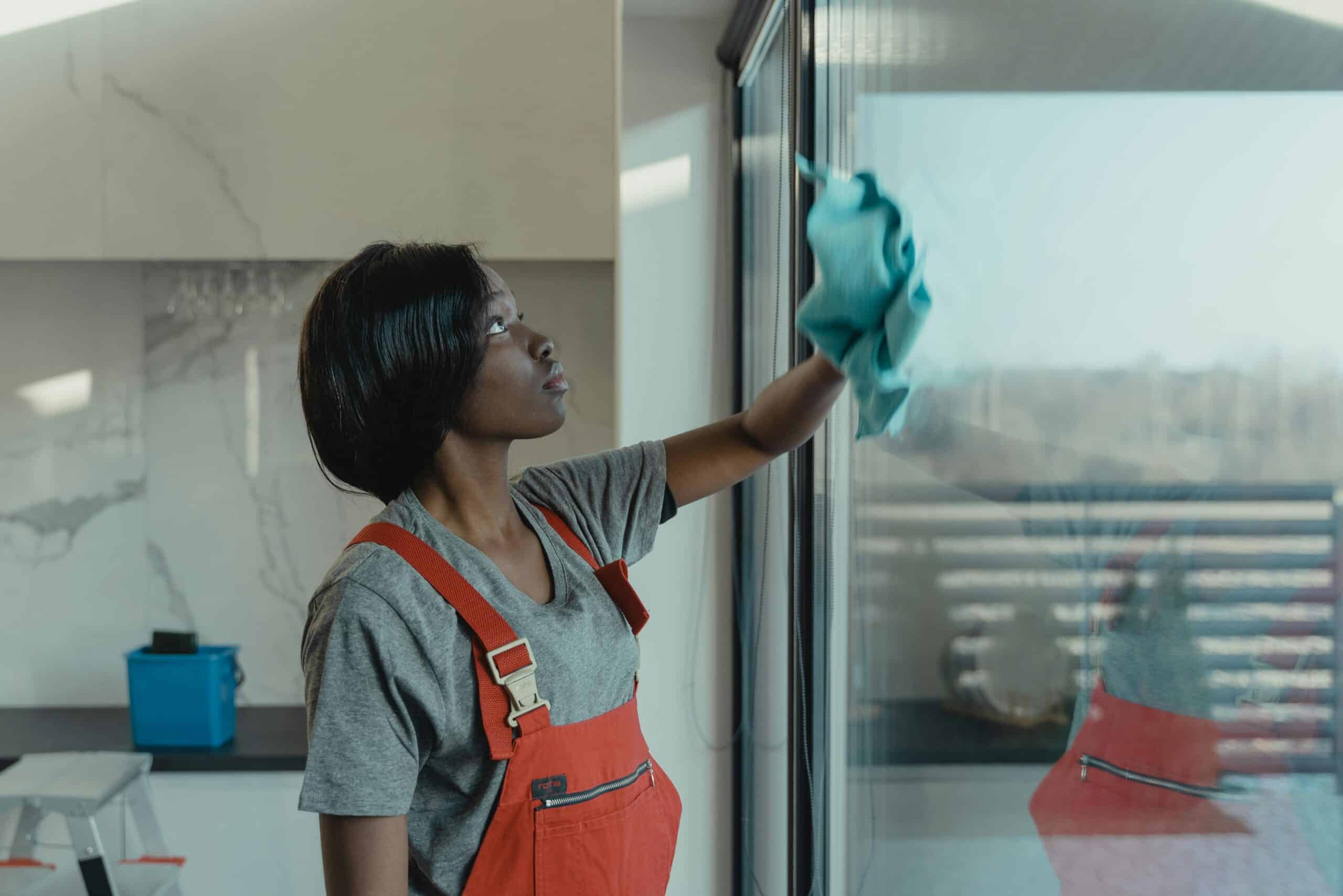 清潔工人在辦公大樓擦拭玻璃以展示專業外勞服務.