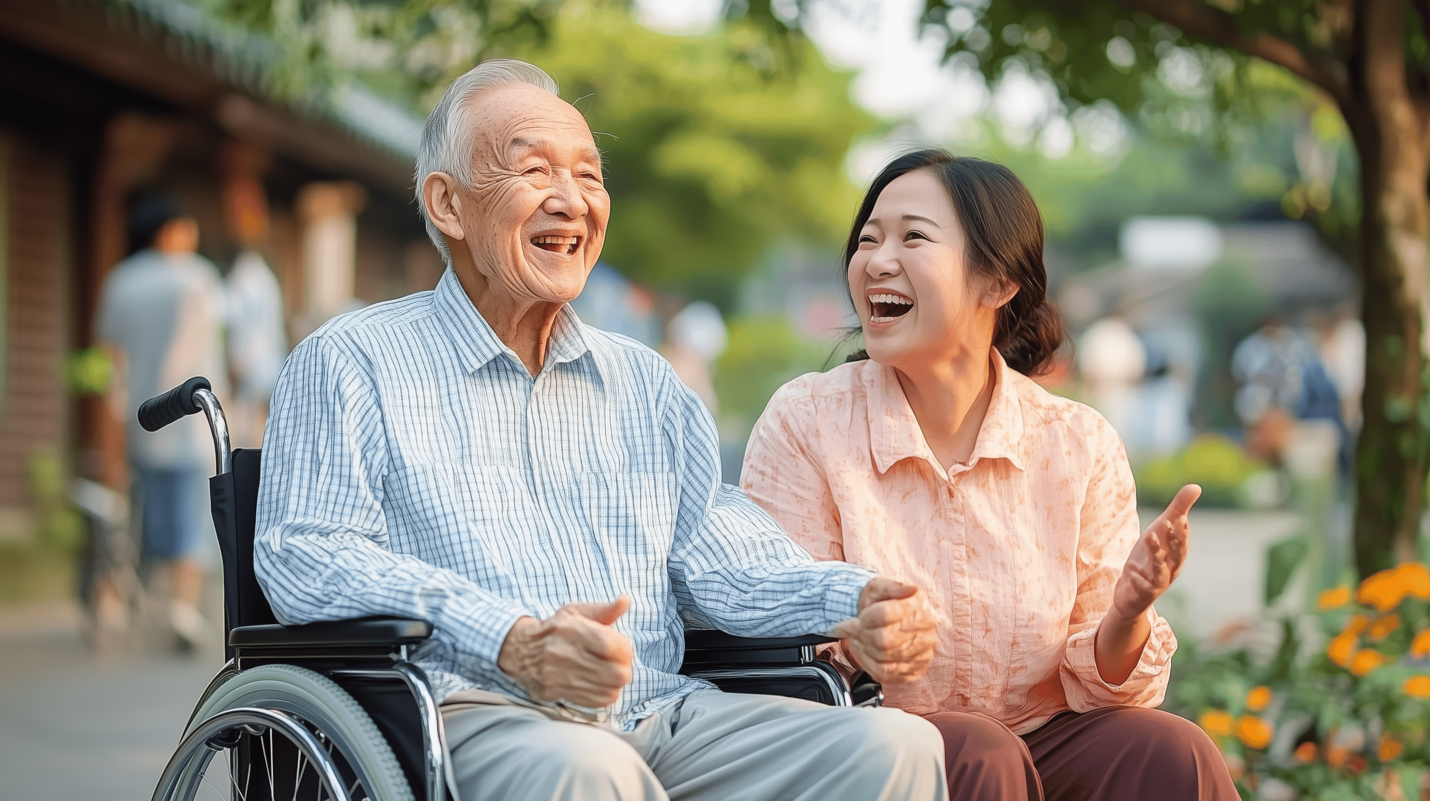 老人與年輕女性在公園快樂交談，展現陪伴與溫馨的畫面。.