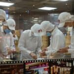 專業外勞烹飪團隊在餐廳內合作烹調美食.