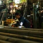 高雄工廠外勞進行金屬焊接工作，展示21世紀全球外勞集團專業服務能力。.