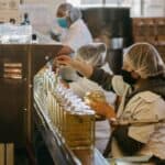 手工藝生產線工作者檢查商品，展現21世紀全球外勞集團高效率生產力。.