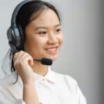 專業客服人員佩戴耳機提供外勞相關服務.