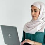 專業女性穿著頭巾使用筆記型電腦辦公.