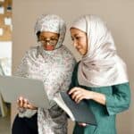 專業人士合作討論外勞管理策略.