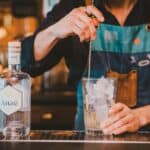 調酒師攪拌飲品，展示專業調酒技巧。.