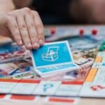 遊戲中的世界地產棋盤, 展示經典桌上遊戲和多元娛樂元素.