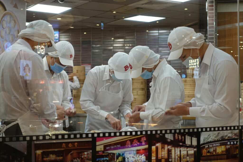 專業外勞廚師團隊烹飪展示，提升餐飲服務品質與效率。.