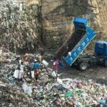 垃圾清理車在山區垃圾堆積地清掃環境，展現21世紀外勞團隊的辛勤勞動與合作。.