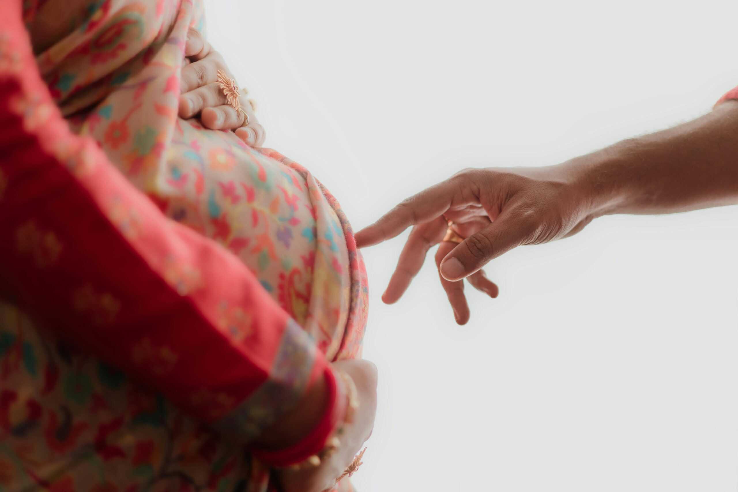 外籍移工|桃園婦幼服務中心 迄今安置 68 名移工  印辦處新任代表參訪 關懷 7 名懷孕印勞 外勞幫助孕婦孕育生命的溫馨瞬間,亮眼的彩色孕婦衣與溫柔手指觸感,展現人道關懷與跨國合作。.