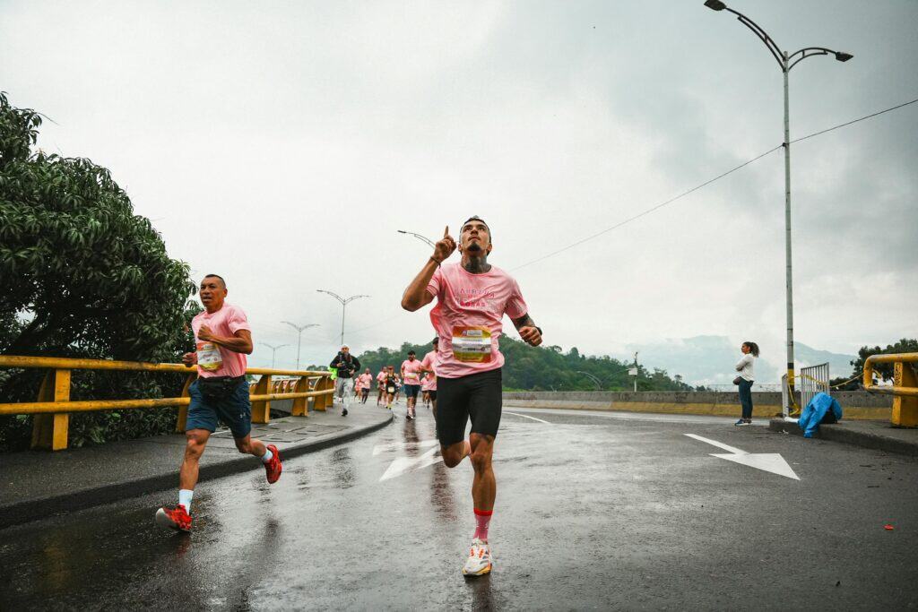 追逐目標的馬拉松跑者，展現堅毅精神與健康生活。.