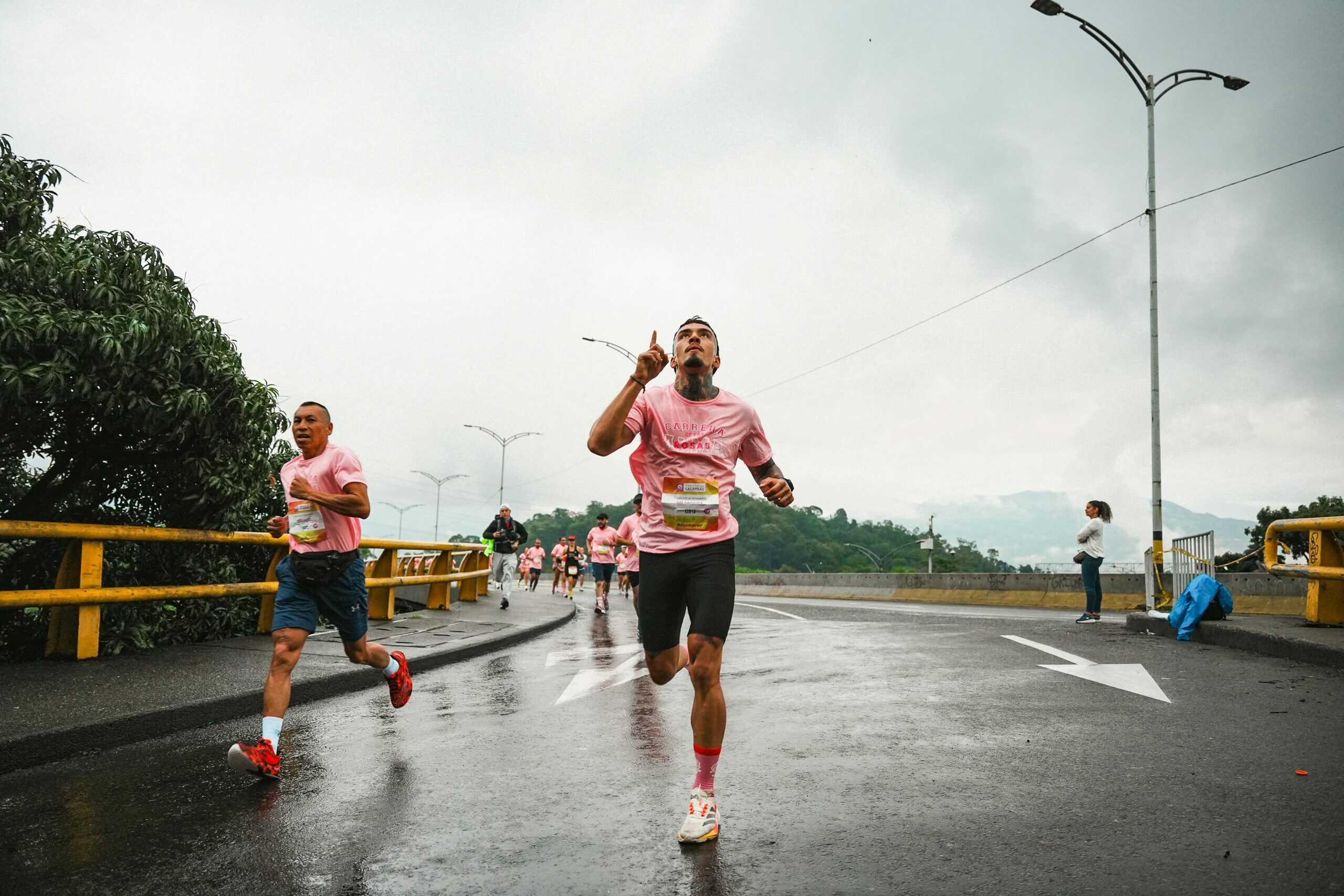 追逐目標的馬拉松跑者，展現堅毅精神與健康生活。.