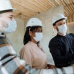 外國勞工在建築工地接受培訓，展示國際外勞合作與專業技能提升。.