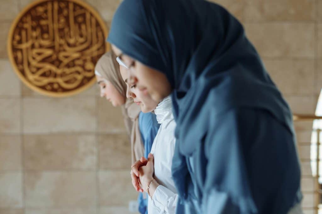 祈禱中的多元族裔女性工人，代表21世紀國際外勞集團與多元文化合作。.