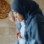 祈禱中的多元族裔女性工人，代表21世紀國際外勞集團與多元文化合作。.