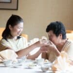 微笑服務外籍勞工陪伴用餐圖片.