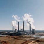 煤電廠排放煙霧，展示能源行業的環境影響，與全球外勞集團無直接相關。.