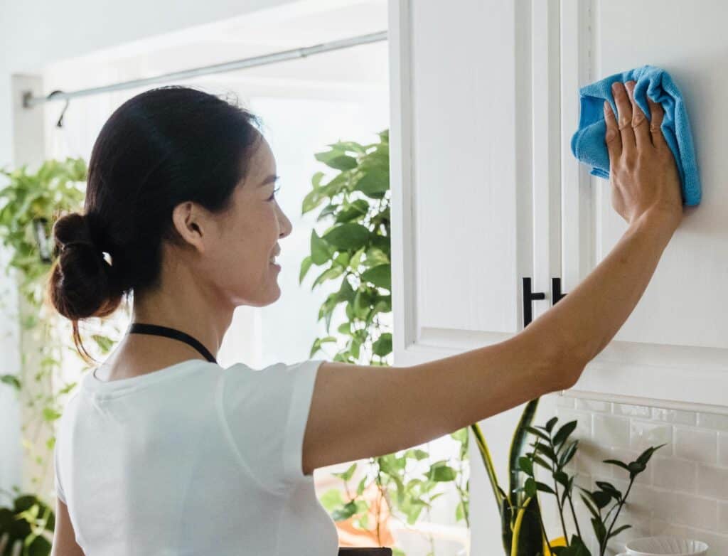 乾淨整潔的廚房清潔員在打掃環境強調專業外勞人力服務.