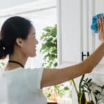 乾淨整潔的廚房清潔員在打掃環境強調專業外勞人力服務.