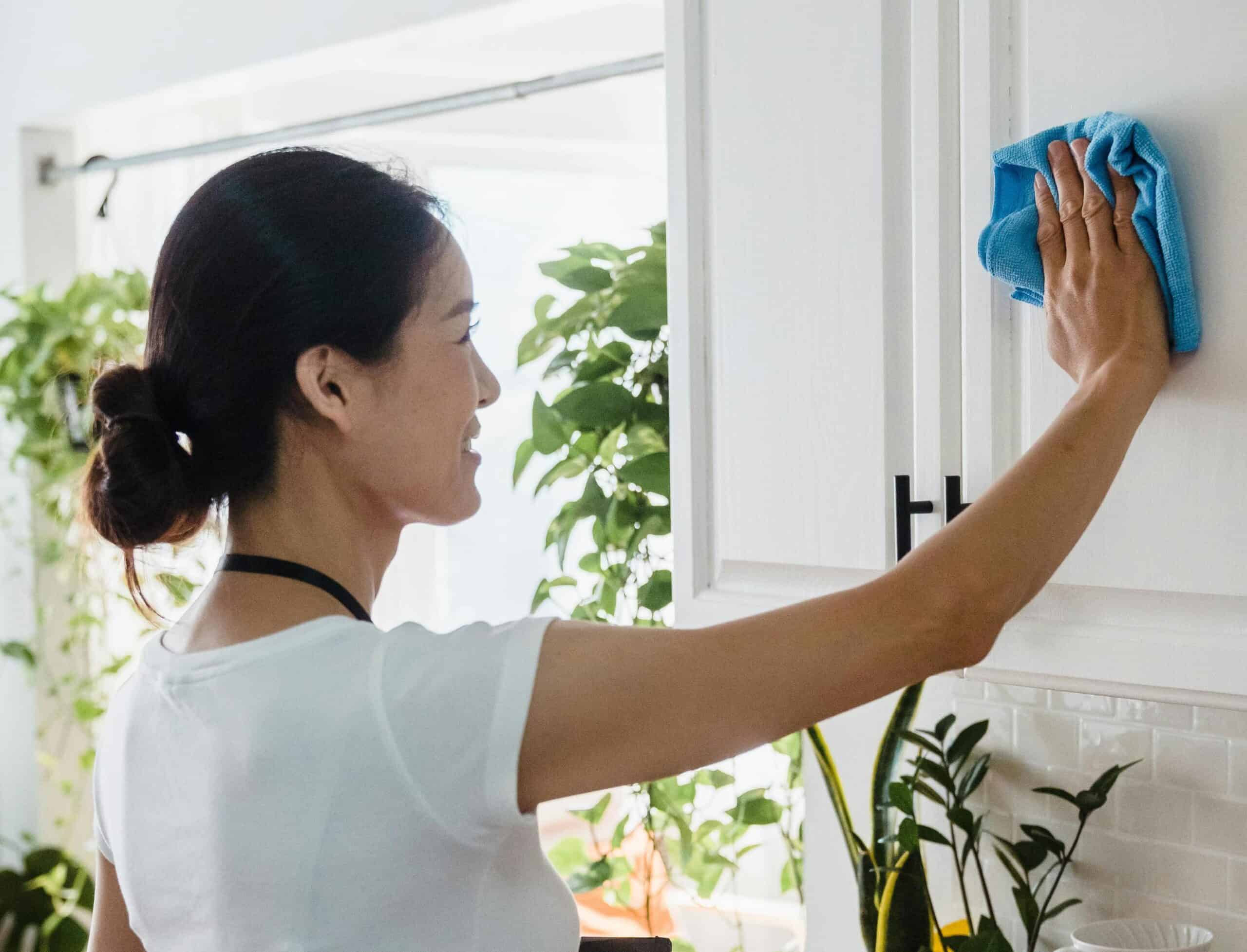 乾淨整潔的廚房清潔員在打掃環境強調專業外勞人力服務.