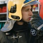 消防員身穿防護裝備準備出動的專業形象.