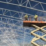 高空電力架設作業中的工程師使用升降平台.