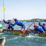 烈日下的傳統龍舟比賽，展現東方文化活力與團隊合作精神，吸引國內外觀眾觀賞。.