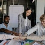 多元國籍團隊合作，彰顯21世紀全球外勞集團的專業與多樣性.