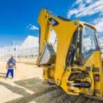 挖掘機施工現場，展示台灣外勞支援的建築工程服務。.