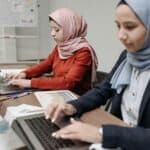 專業外語人員從事資料工作，展現跨國交流的職場景象。.